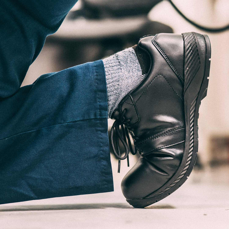 Flexible store work shoes